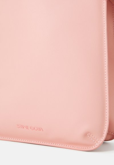 Stine Goya FLAT TOTE - Taška s příčným popruhem - rose tan
