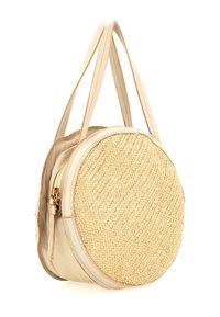Borsa rotonda in paglia e pelle beige con due manici, caratterizzata da una superficie intrecciata testurizzata e una chiusura con zip sul lato.