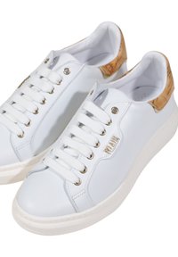 Sneakers bianche in pelle con una finitura liscia, dotate di dettagli in metallo dorato, lacci bianchi e un accento tan con motivo sul tallone.