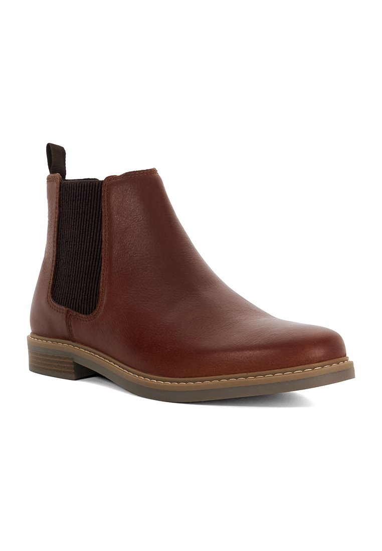 Braune Leder Chelsea-Stiefel mit dunklen elastischen Seitenpaneelen, Zugschlaufe an der Ferse und hellbrauner Gummisohle mit niedrigem, gestapeltem Absatz.