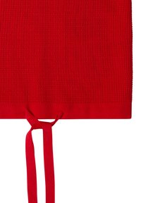 Tissu tricoté texturé rouge vif avec un ourlet horizontal et deux longues bretelles étroites attachées pendantes vers le bas.