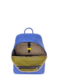 Mochila de cuero azul con un acabado suave, interior marrón, acentos amarillos, bolsillo de malla y un asa en la parte superior. El compartimento principal es con cremallera.