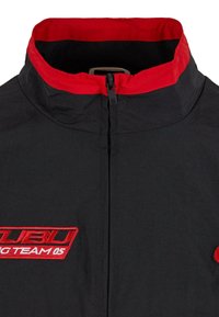 Veste noire avec col intérieur rouge, fermeture éclair devant et écusson rouge brodé portant l'inscription "UBU Racing Team 05" sur la poitrine.