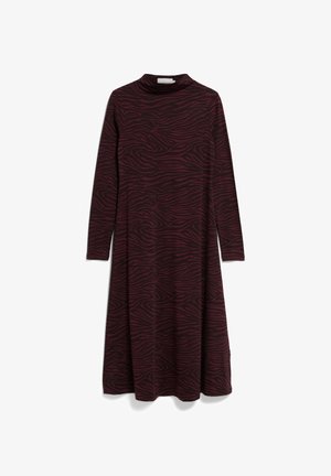 Langärmliges, hochgeschlossenes, dunkelburgunderfarbenes Kleid mit schwarzem Zebra-Streifenmuster, knielang und leicht ausgestellt am Saum.