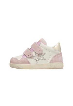 Sneakers con corpo in pelle bianca, punta e tallone in suede rosa, dettaglio di stella argentata glitterata, doppie cinghie con chiusura a strappo e suola in gomma.