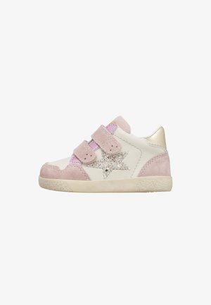 Sneakers med en vit läderkropp, rosa mocka på tån och hälen, glittrande silverstjärndetalj, dubbla kardborreband och en gummisula.