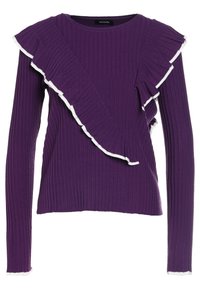 Haut violet côtelé à manches longues avec un détail de volant diagonal orné d'une bordure blanche sur le devant. Texture douce, coupe ajustée.
