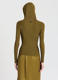 Olivegrünes, geripptes Langarmoberteil mit figurbetontem Design, das eine Kapuze und einen Saum hat, der in der Taille endet, kombiniert mit einem glatten Rock.