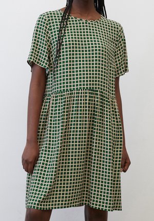 Vestido a cuadros verde y beige, de manga corta, escote redondo, con cintura fruncida, tejido ligero, a la altura de la rodilla, ajuste relajado.