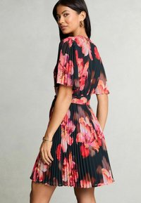 Lipsy REGULAR FIT - FLORAL PLEATED MINI  - Jurk - black