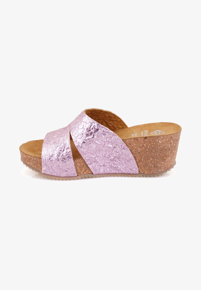 Sandale à semelle en liège avec des brides croisées en matière plissée rose. Surface texturée et design à bout arrondi. Légère et décontractée.