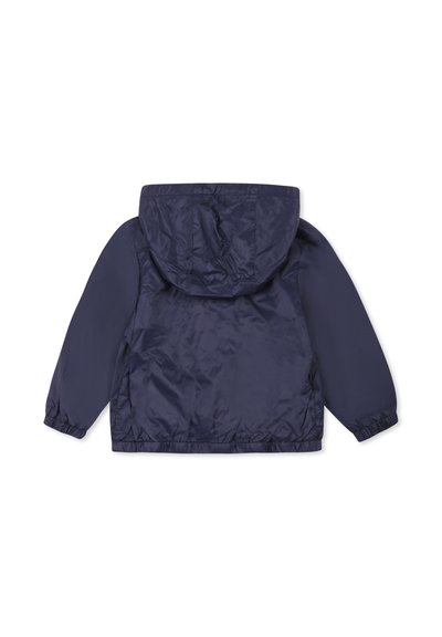 Giacca leggera in nylon blu navy con cappuccio. Presenta polsini e orlo elasticizzati, texture liscia e design minimalista.