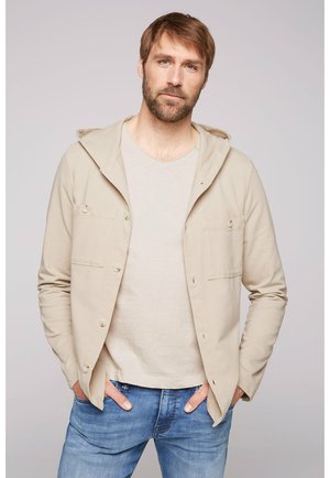 MIT KAPUZE UND BRUSTTASCHEN - Chaqueta fina - cappuccino