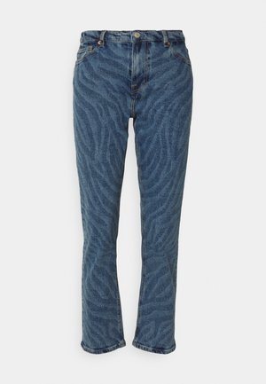 Blå denimjeans med et teksturert zebra-stripemønster. Har en knapp- og glidelås-lukking, med rett ben-design og vanlige lommer.
