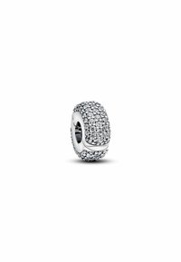 Charm in argento decorato con numerosi piccoli cristalli rotondi trasparenti, progettato per adattarsi a un bracciale o una collana.