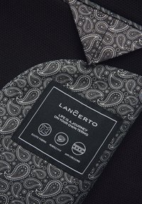 Czarna tkanina z wzorem paisley, z metką "LANCERTO", z cechami tkaniny: elastyczność, idealne dopasowanie, odporność na zgięcia.
