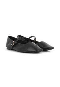 Zapatos planos negros con diseño de punta afilada, hechos de cuero suave. Cuentan con finas correas cruzadas y pequeños acentos metálicos decorativos.