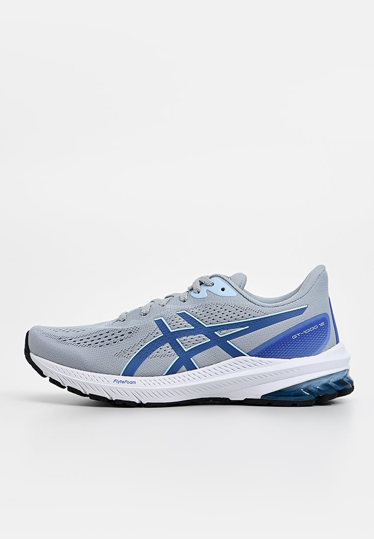 Hellgraues Sportschuhmodell mit blauen Akzenten, atmungsaktives Mesh-Obermaterial, gepolsterte Sohle mit FlyteFoam-Technologie und runder Zehenpartie.