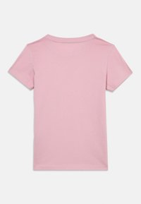 Κοντομάνικο μπλούζα από απαλό ροζ βαμβάκι με στρογγυλή λαιμόκοψη, με λεία υφή και απλό σχέδιο, χωρίς γραφικά ή μοτίβα.