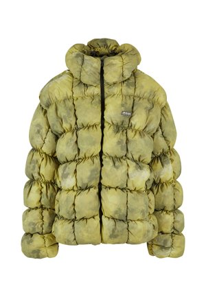 Veste matelassée en vert discret avec un design matelassé, col montant, fermeture éclair à l'avant et un petit écusson. Les matériaux semblent doux et texturés.