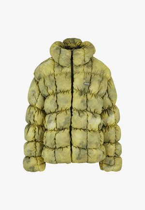 Pehmea rohelise tooni täidisega jakk, millel on tikandiga muster, kõrge krae, eesmine lukukinnitus ja väike logo märk. Materjalid näivad olevat pehmed ja tekstuurikad.