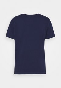 En enkel marinblå t-shirt med kort ärm, sedd bakifrån med rund halsringning och rak fåll.