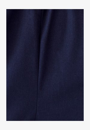 Tumesinine kangas peene kudumisega, siledat tekstuuri ja õrna läikega; sisaldab vertikaalset õmblust, mis tagab struktuuri ja disaini järjepidevuse.