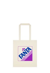 Canvas tote bag in licht crèmekleur, met een Fanta Grape logo in blauw en paars, voorzien van twee stevige handvatten voor het dragen.