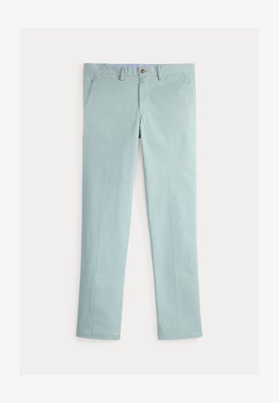 Pantaloni chino azzurri chiaro a gamba dritta con passanti per cintura, bottone frontale e tasche laterali, distesi su sfondo bianco.