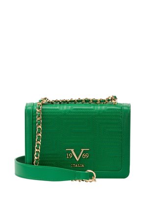 Groene leren schoudertas met gouden kettingriem, geperst geometrisch patroon en gouden "19 V 69 ITALIA" logo op de voorflap.