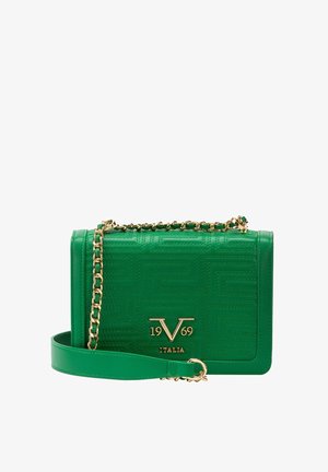 Groene leren schoudertas met gouden kettingriem, geperst geometrisch patroon en gouden "19 V 69 ITALIA" logo op de voorflap.