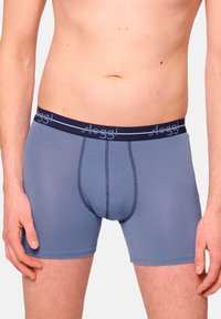 Navy och ljusblå boxer briefs med en slät yta, elastisk midjeband med 'sloggi'-logotyp och kontrasterande sömmar.