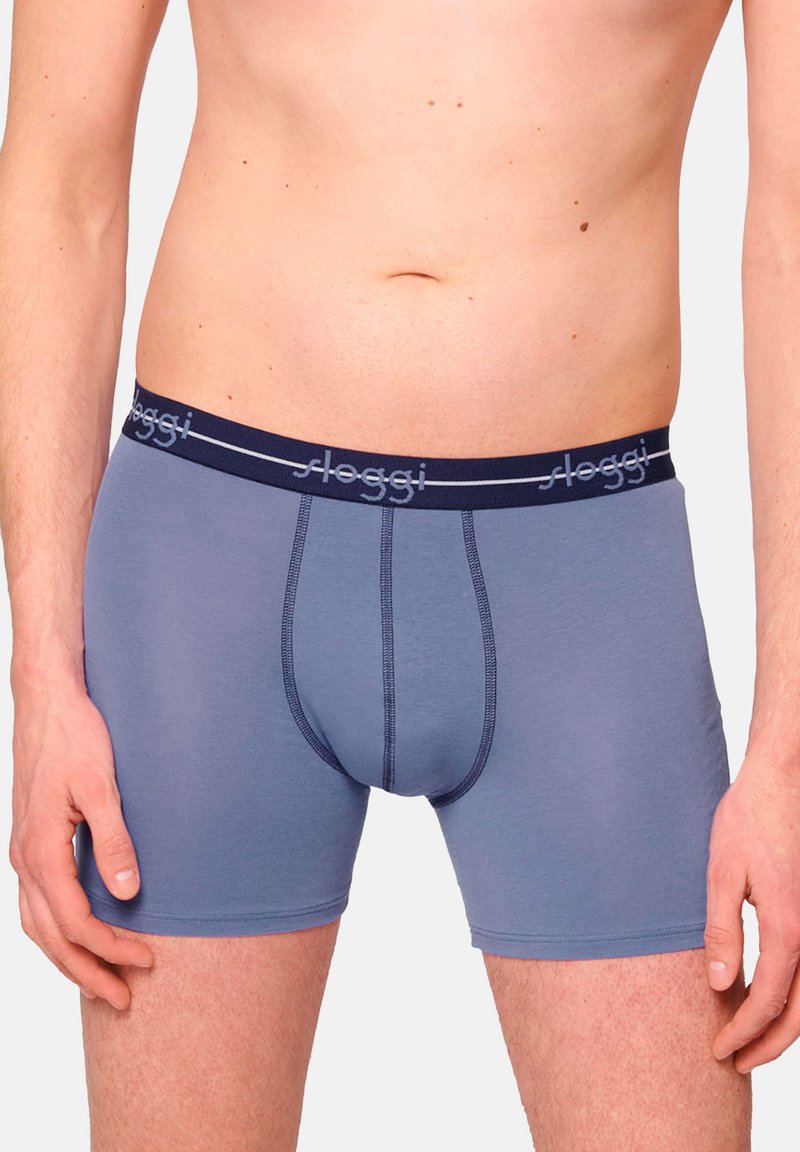 Navy och ljusblå boxer briefs med en slät yta, elastisk midjeband med 'sloggi'-logotyp och kontrasterande sömmar.