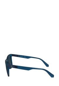 Ochelari de soare de culoare teal, cu un design elegant, dreptunghiular. Realizați din plastic, cu brațe subțiri și accente cu logo pe ramă.