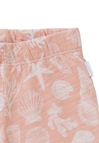 Shorts en tissu rose clair ornés de motifs marins blancs, y compris des coquillages, des étoiles de mer et des coraux, avec une taille élastique.