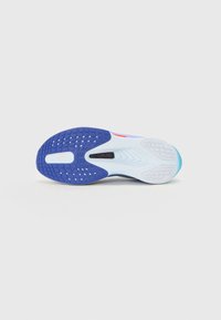 Schuhsohle in einem weißen und blauen Farbverlauf, mit strukturiertem Oberflächen, lila Traktionsmuster und einem zentralen schwarzen Flyplate-Label.