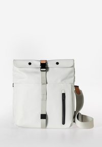Helles grauer Rucksack aus glattem Stoff mit einem Rolltop-Design, gesichert durch eine schwarze Schnalle. Verfügt über eine seitliche Reißverschlusstasche und einen beigen Riemen.