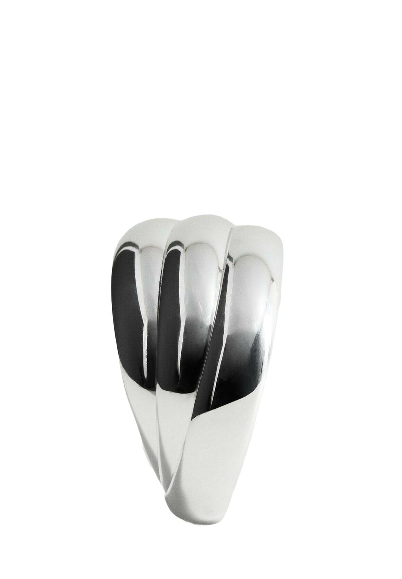 Anello in metallo con una finitura argentata lucida, caratterizzato da tre sezioni curve intrecciate che creano un design uniforme e armonioso.