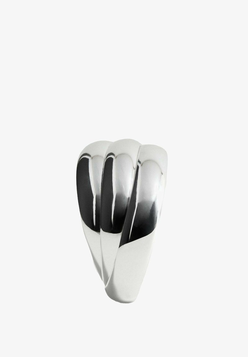 Inel din metal cu un finisaj argintiu lustruit, având trei secțiuni curbate împletite care creează un design neted și coerent.