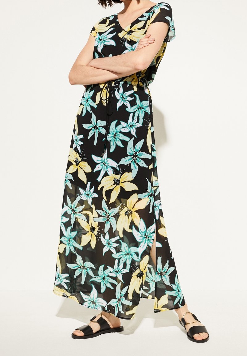 Maxikleid aus leichtem, transparentem Stoff mit schwarzem Grundton und türkisfarbenen sowie gelben Blumenmustern. V-Ausschnitt und kurze Ärmel.