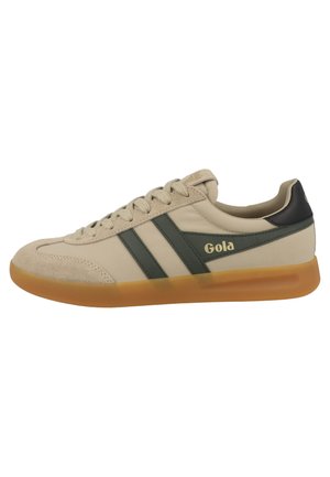 Beige und olivgrüner Gola-Sneaker mit Gummisohle, Schnürung vorne und Wildleder-Zehenkappe, von der Außenseite betrachtet.