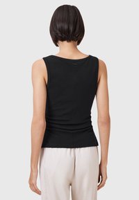 Top senza maniche nero realizzato in tessuto elasticizzato, con scollatura rotonda e dettagli arricciati sul retro per una silhouette aderente.