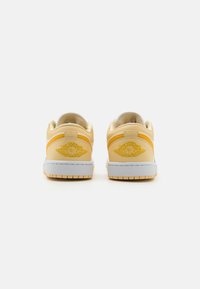 Jordan AIR JORDAN 1 LOW - Baskets basses - sail/yellow ochre/legend sand/white/legend medium brown