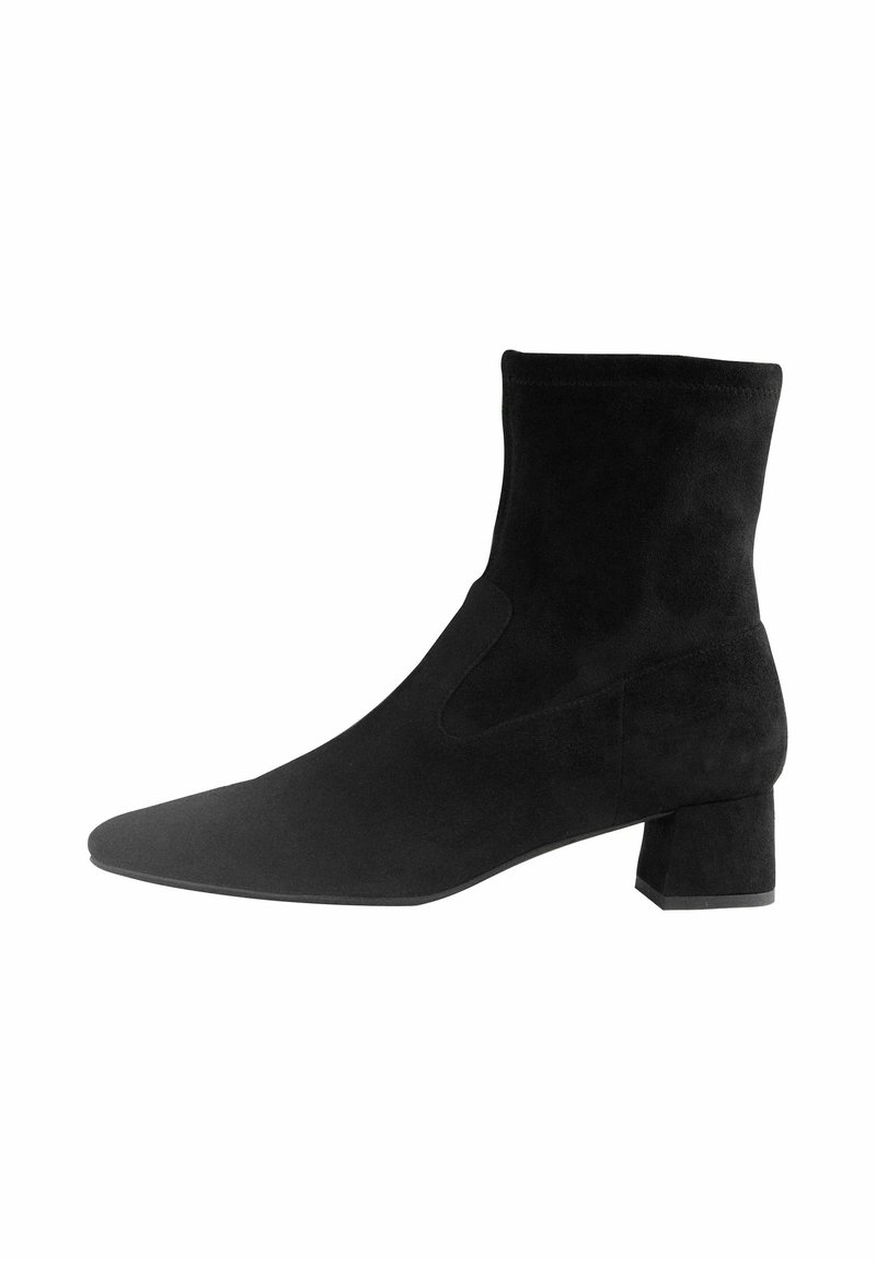 Bottes de cheville en suède noir avec un bout pointu et un talon bloc de hauteur intermédiaire. Présente des panneaux latéraux élastiques pour un enfilage facile. Texture lisse.