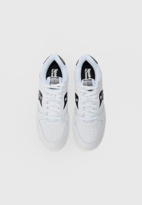 Sneakers bianchi in pelle liscia, con punta perforata, dettagli neri e design leggero. I lacci sono bianchi; l'interno presenta il logo del brand.