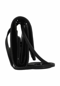 Cartera de cuero negro con un diseño delgado y compacto. Cuenta con múltiples ranuras para tarjetas y una textura suave, además de una correa desmontable.