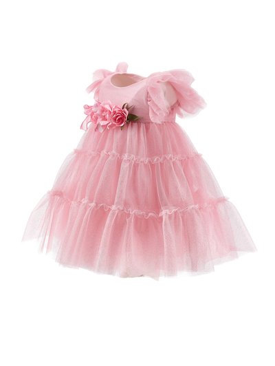 Roze tule jurk met gelaagde ruches, een aansluitende body en een bloemenaccent op de taille. Het doorschijnende materiaal voegt textuur en diepte toe.