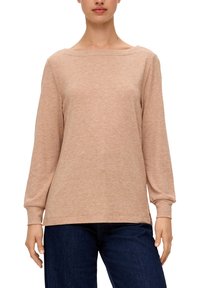 Licht beige lange mouw trui met een bootnek, geribde manchetten en een gebreid textuurafwerking, gecombineerd met donkerblauwe jeans.