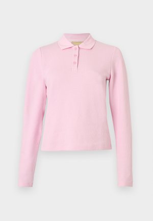 Ροζ πουκάμισο πόλο με μακριά μανίκια από μαλακό βαμβάκι, με γιακά και τρύπα με τρία κουμπιά· ανάγλυφη υφή σε όλο το ύφασμα.