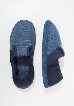 Blauwe denim stof slippers met elastische openingen, textuur rubberen zolen en zachte marineblauwe accenten. Ontworpen voor comfort en casual gebruik.